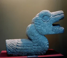 Serpente piumato, 800-900 d.C. (pietra colorata)